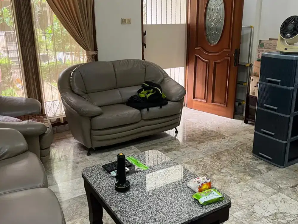 Town House 4 Lantai Full Furnished di Pantai Mutiara Jakarta Utara - Lingkungan Elite