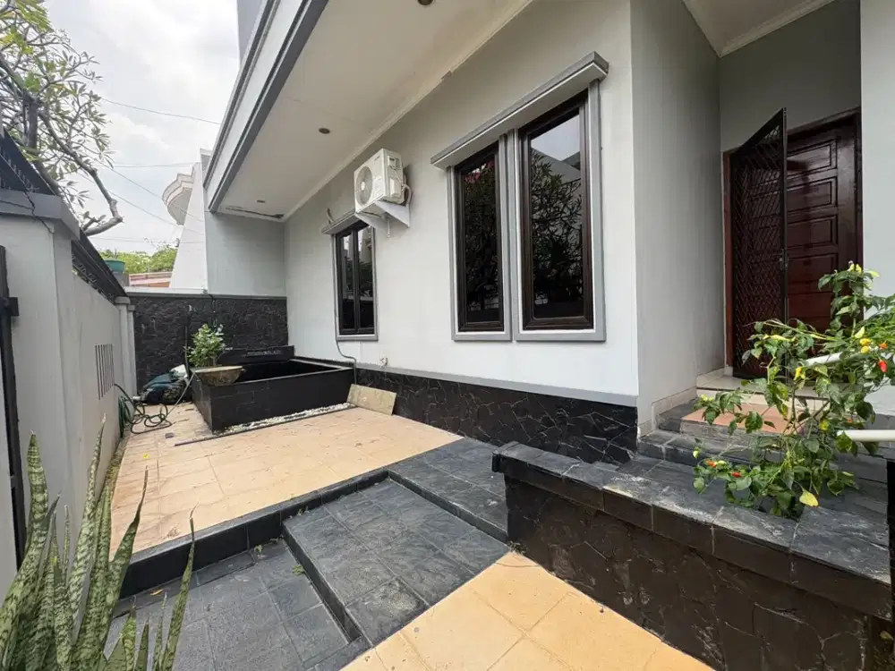 Rumah Hoek Luas 462m 4KT Muat Parkir 2 Mobil di Komplek Pluit Selatan