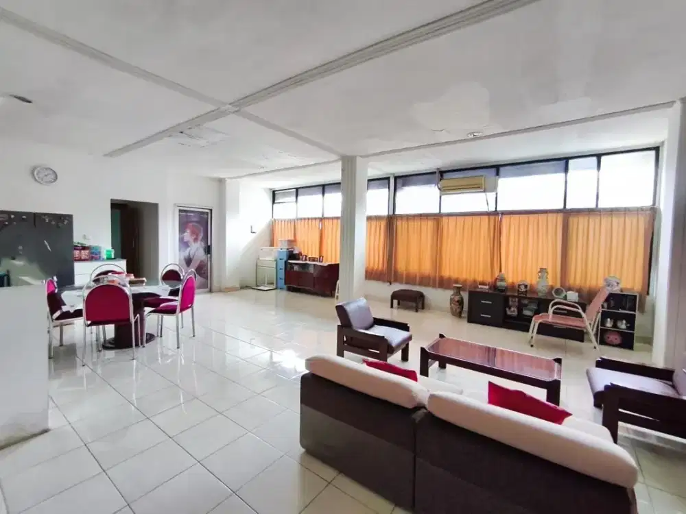 Ruko Hook Strategis 220m² Hadap Jalan Raya di Gambir Jakpus