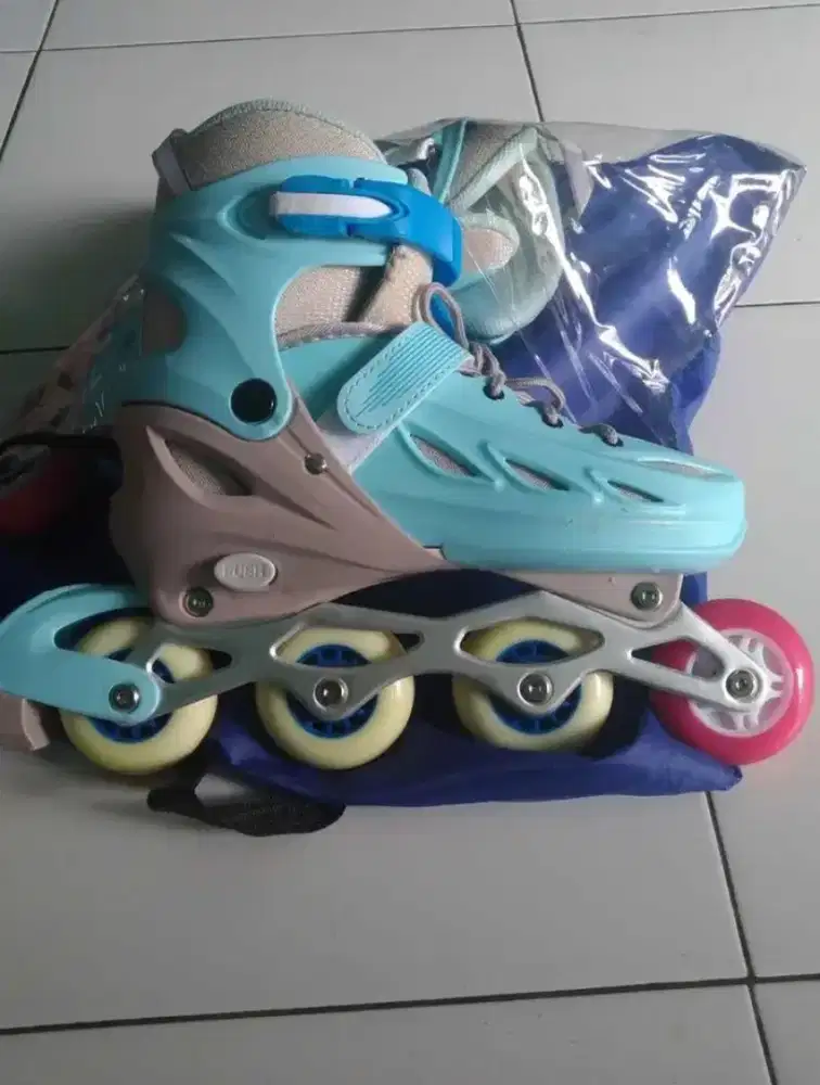 Sepatu Roda Inline Skates Fullset + Tas — Baru 4x Pakai, UK L (36-41)