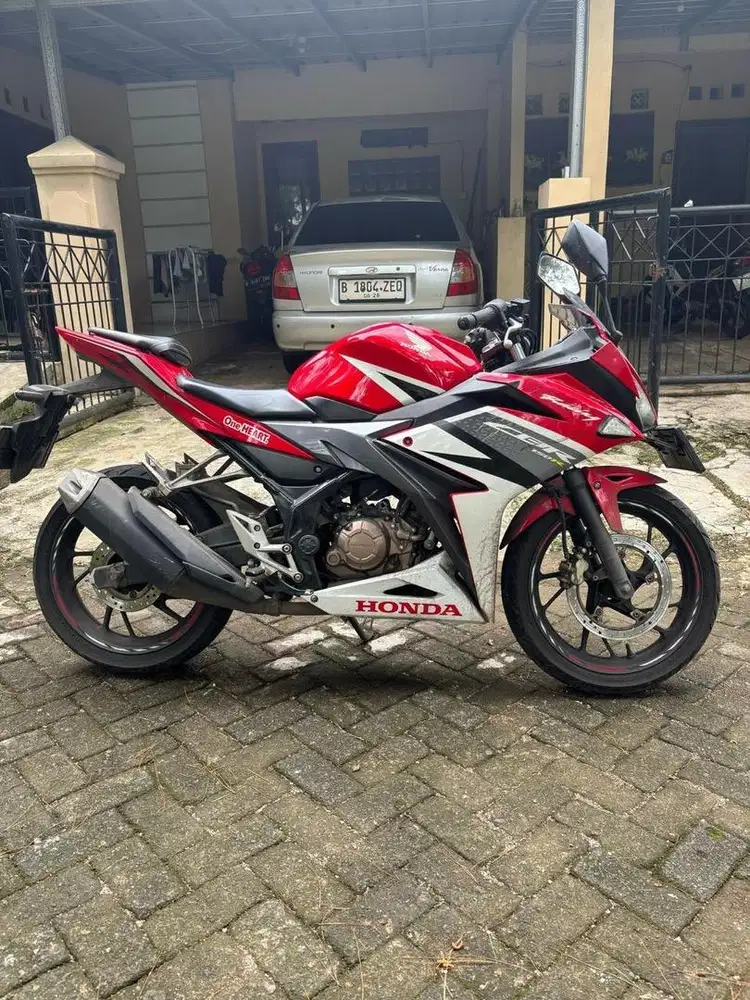 Motor CBR 150r warna merah
