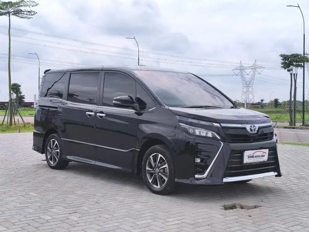 Toyota voxy 2.0 AT 2019