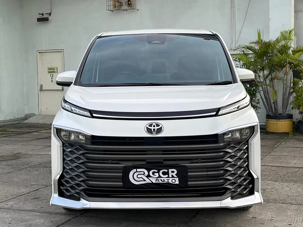 LOW KM 32RB! TOYOTA VOXY 2.0 TSS 2022 / 2023