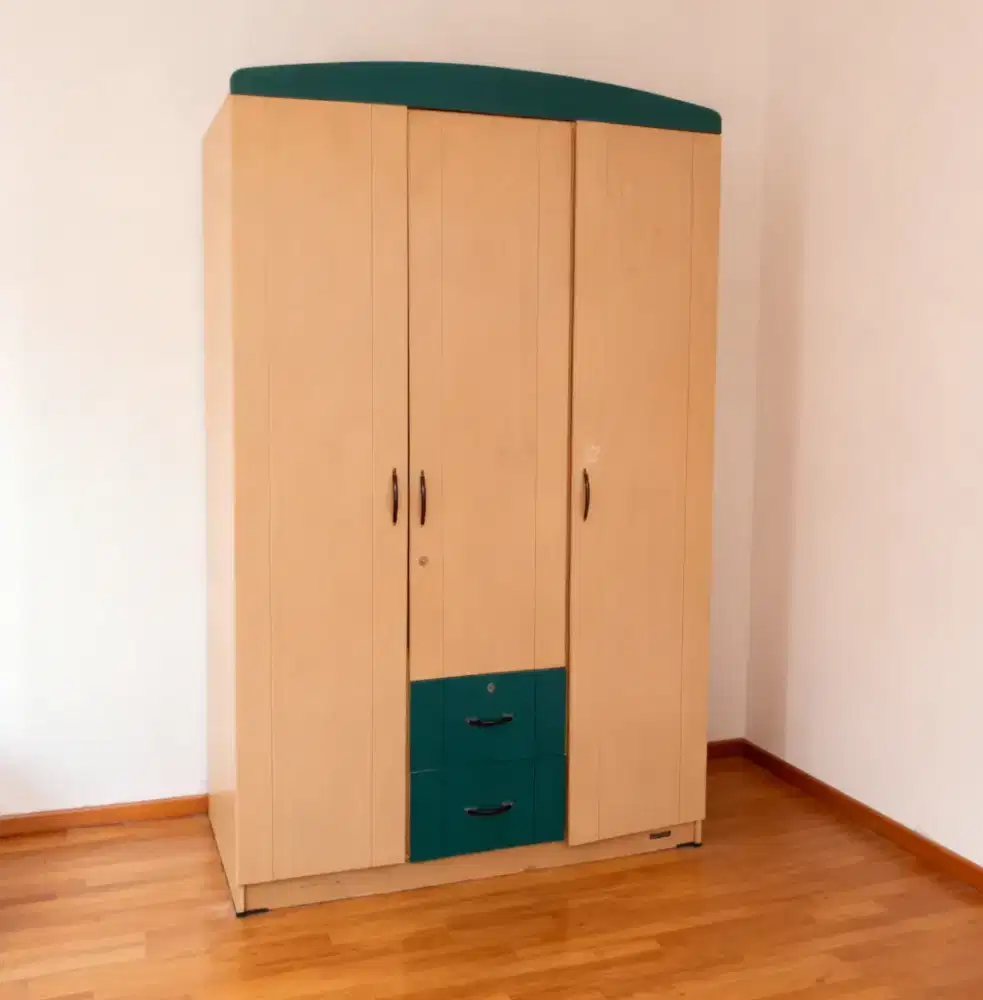 Lemari Pakaian 3 pintu