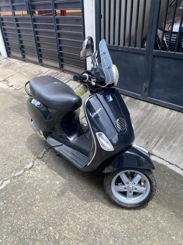 Vespa LX 150 Hitam