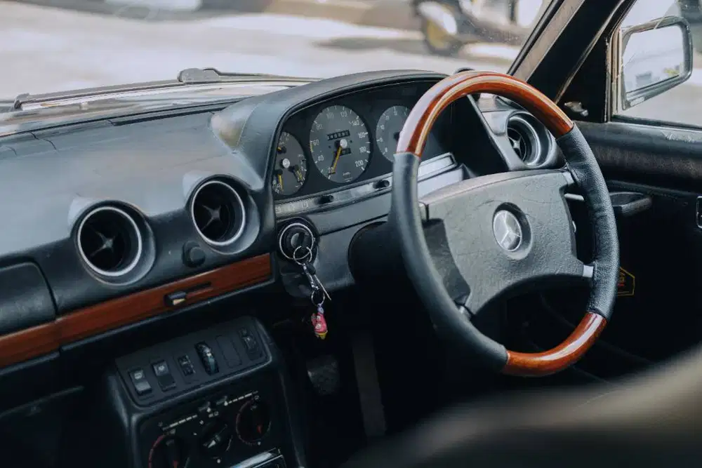 Mercedes-Benz W123 Tiger 200e – Swap Diesel Surat Tembus STNK BPKB