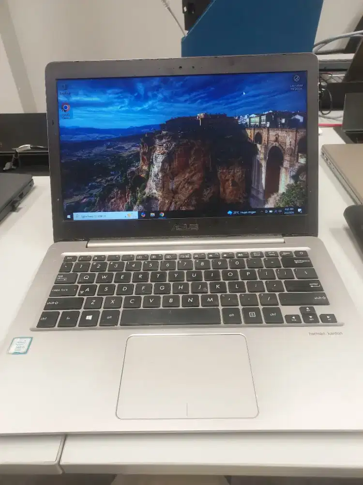Laptop Asus Zenbook i5 ram 8gb tipis ada minus