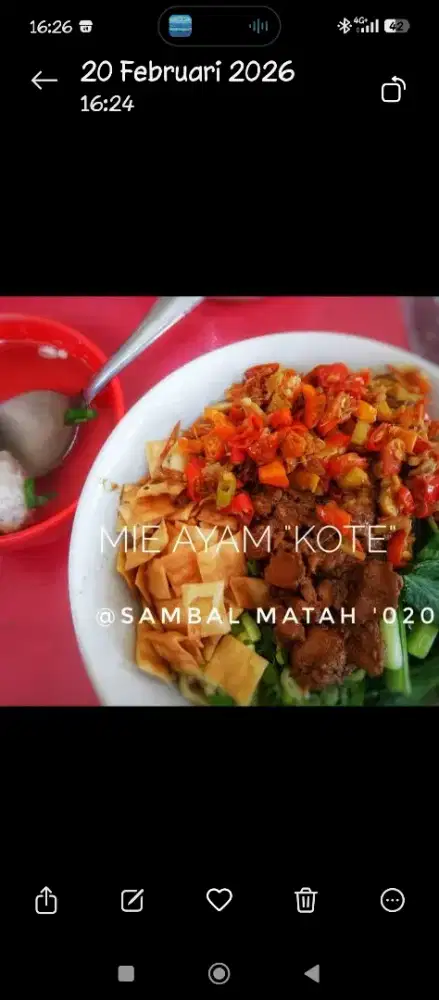 Karyawan jualan Mie ayam dan baso