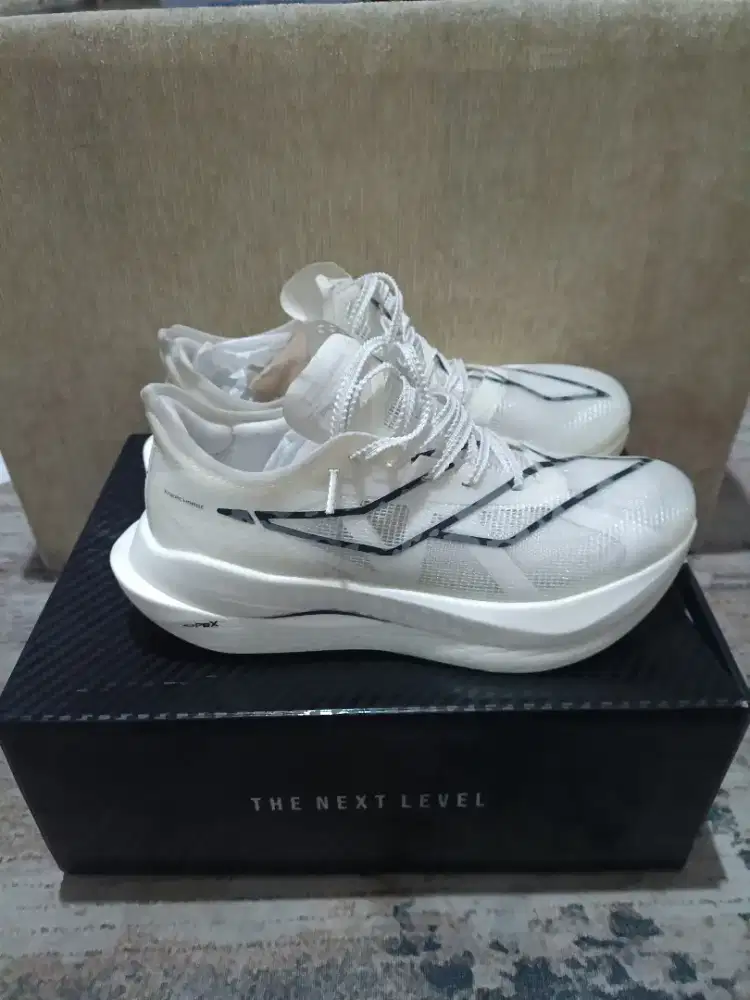 Sepatu Lari/Running Mills Enercharge M1 White/Black