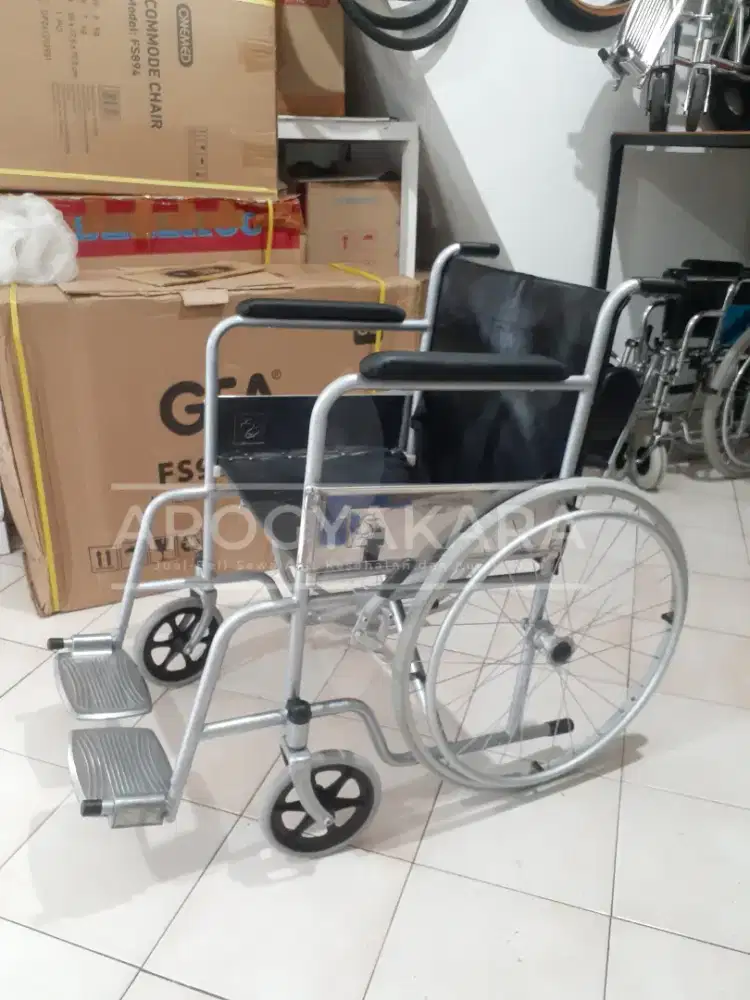 Kursi roda standart bekas