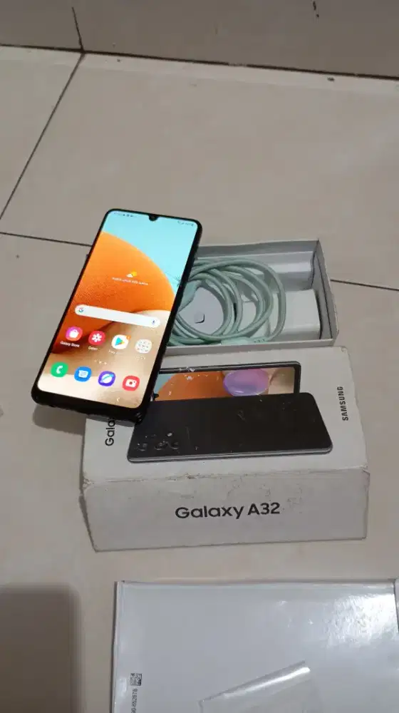 Samsung Galaxy A32 ram 6/128GB fullset kondisi normal  LCD ada retak