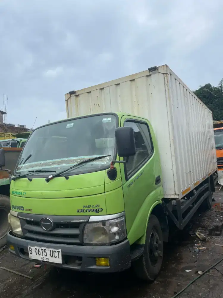 Hino dutro long sasis dobel  6 roda bok 5.3 m thn 2013