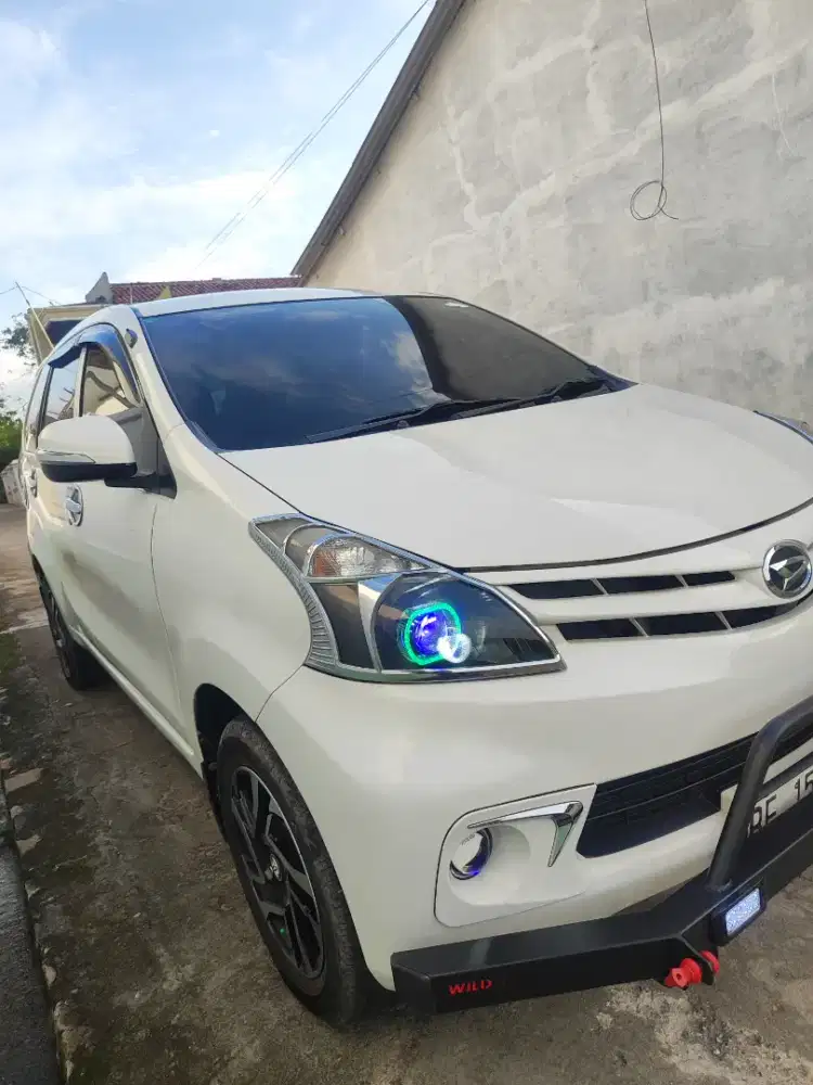 Xenia tahun 2012 warna putih favorit