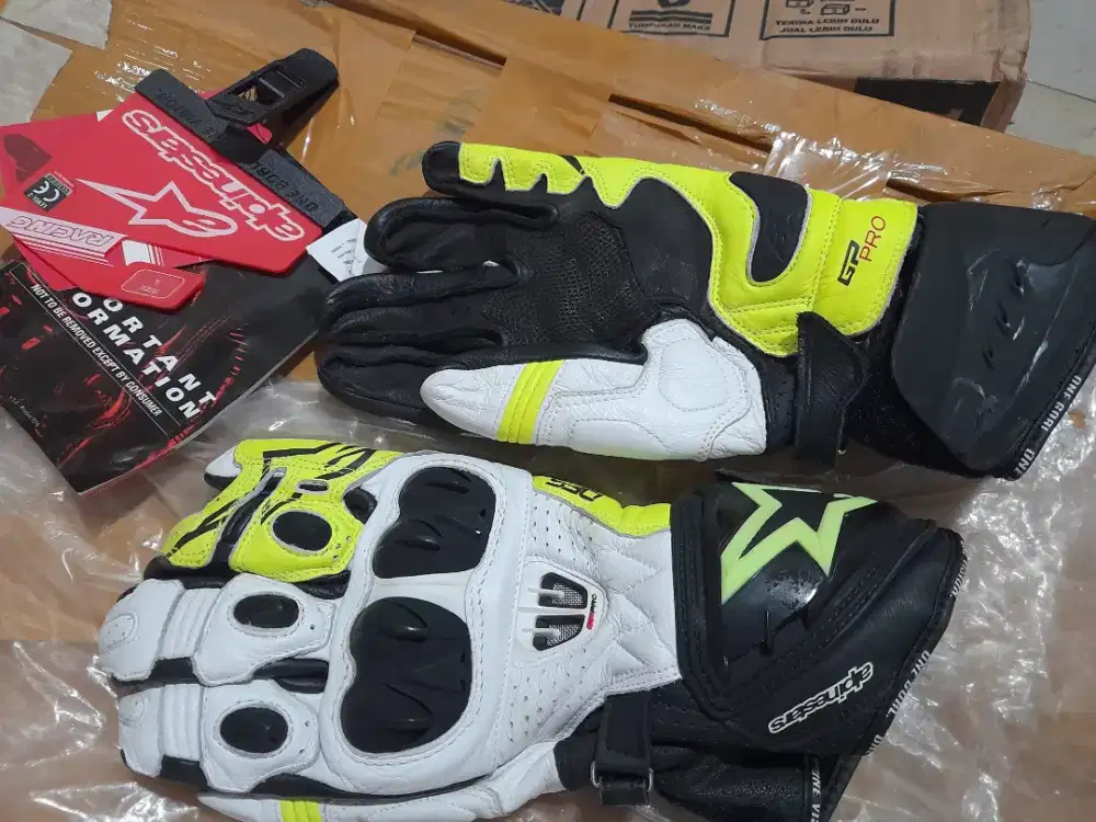 Gloves dan sepatu balap kondisi 99% seperti baru