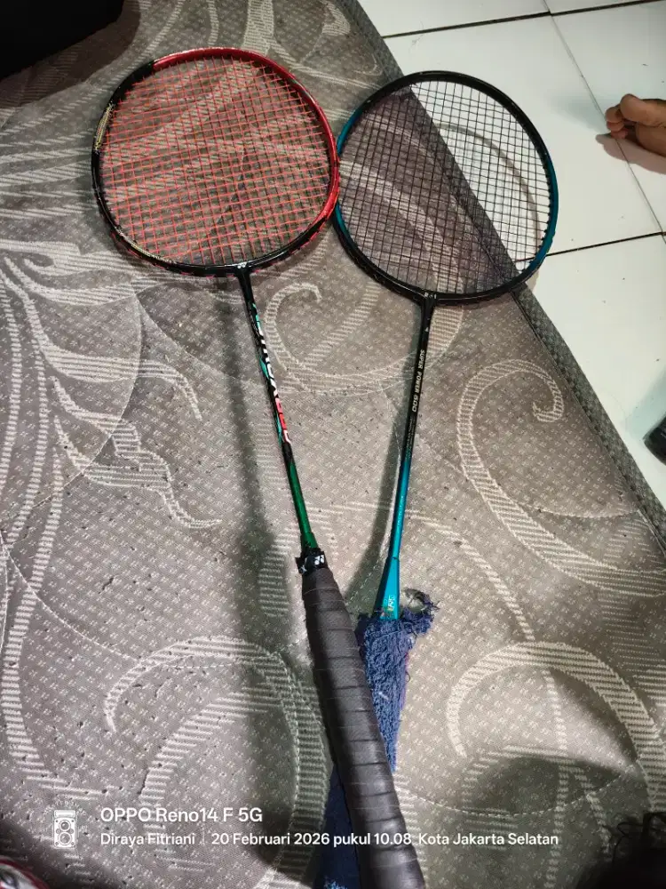 Astrox 88D (merah) dan RS super power 500 (biru)