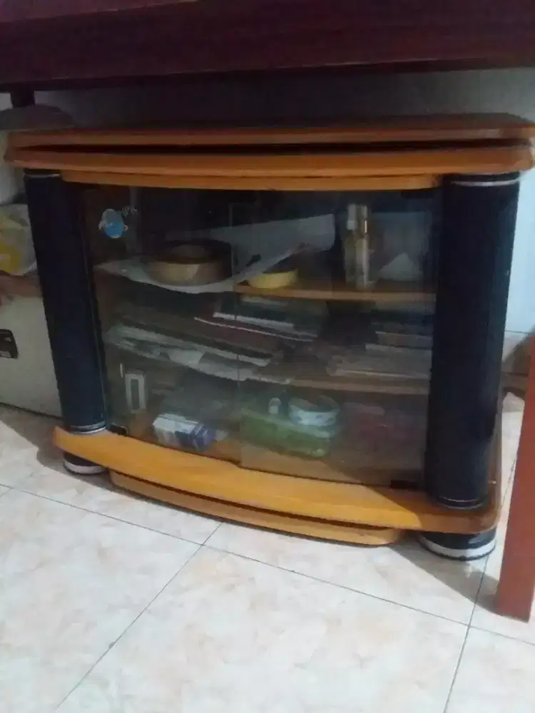 Meja TV pintu kaca