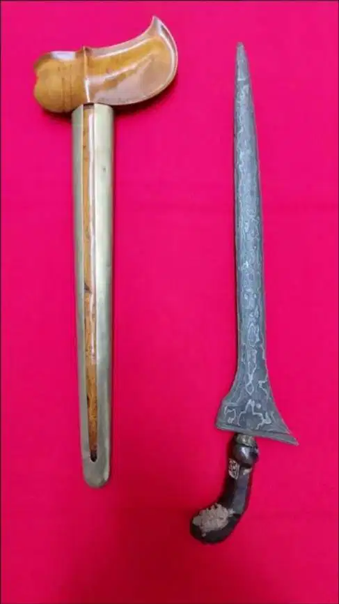 Keris Lurus Tiban Pamor Rojogundolo