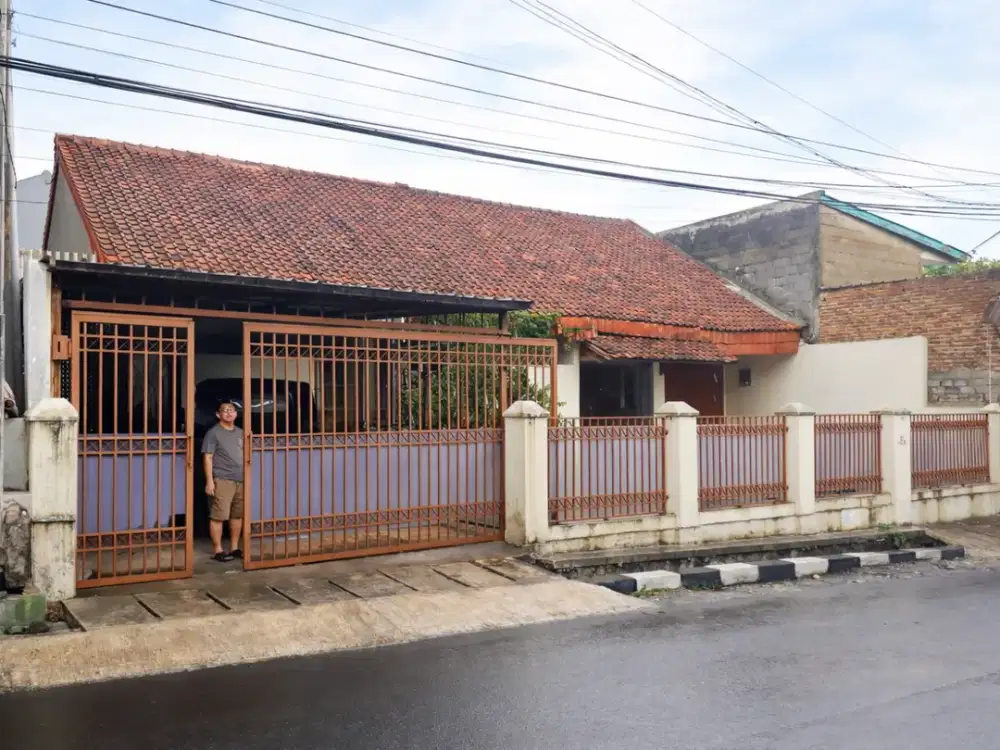 Rumah Lama Di Mainroad Cibogo Dekat ke pasteur kampus Maranata Bandung