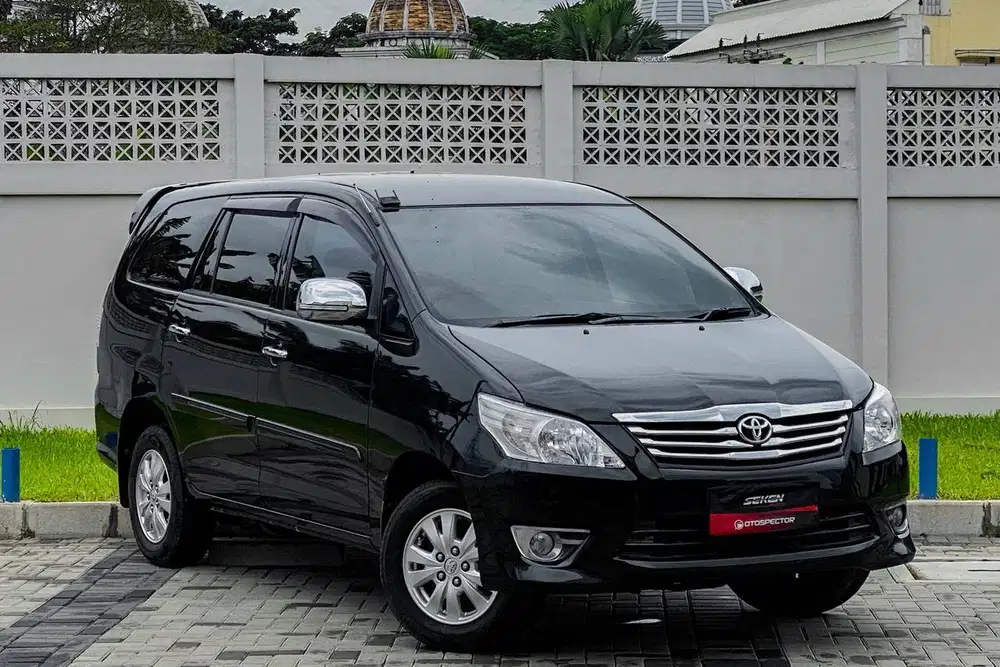 Toyota Kijang Innova 2.0E 2.0 E Bensin AT Matic 2012 Hitam Metalik