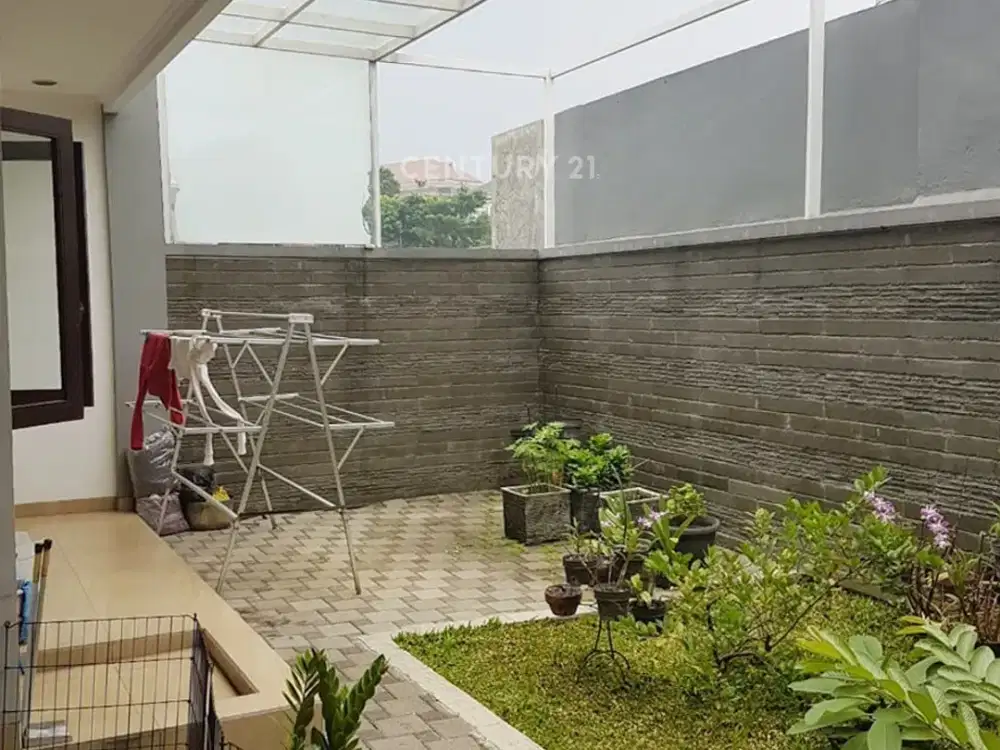 Rumah Asri 3 Lantai Di Setra Duta Bandung