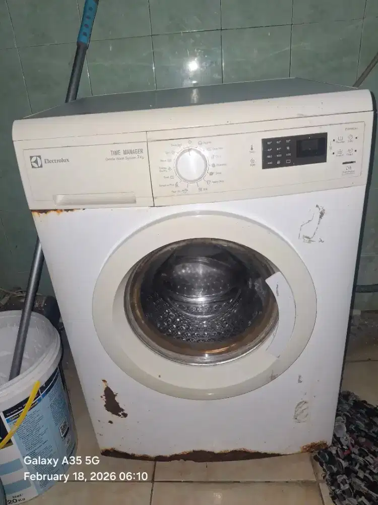 Mesin cuci electrolux front loading EWP85742