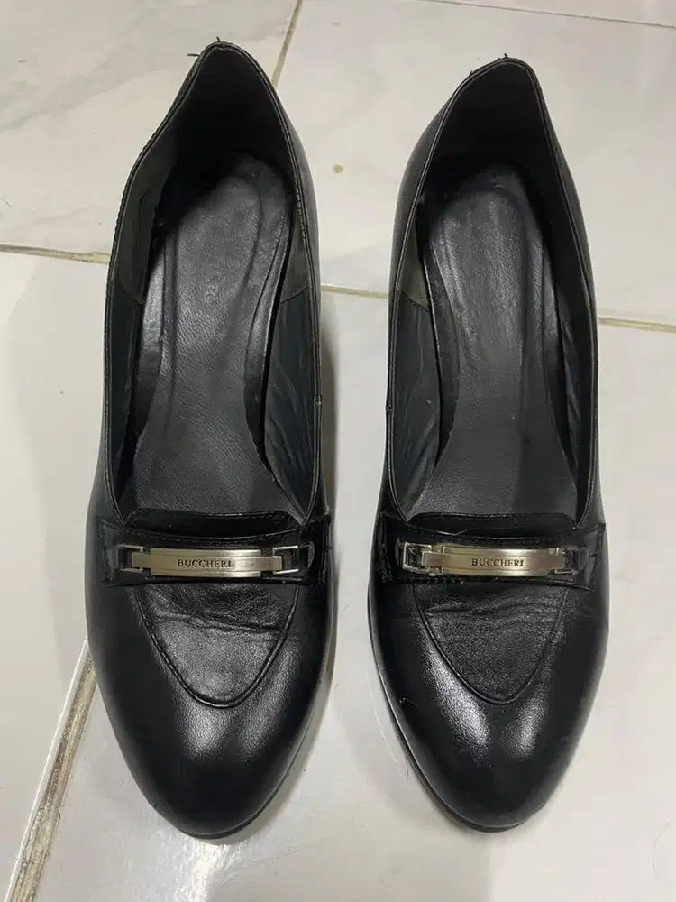 Sepatu kerja bucheri