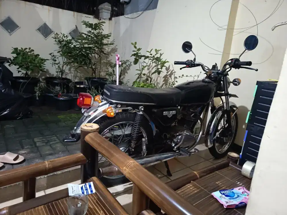 Cb 100 tahun 1973(cb gelatik)bawaan motor