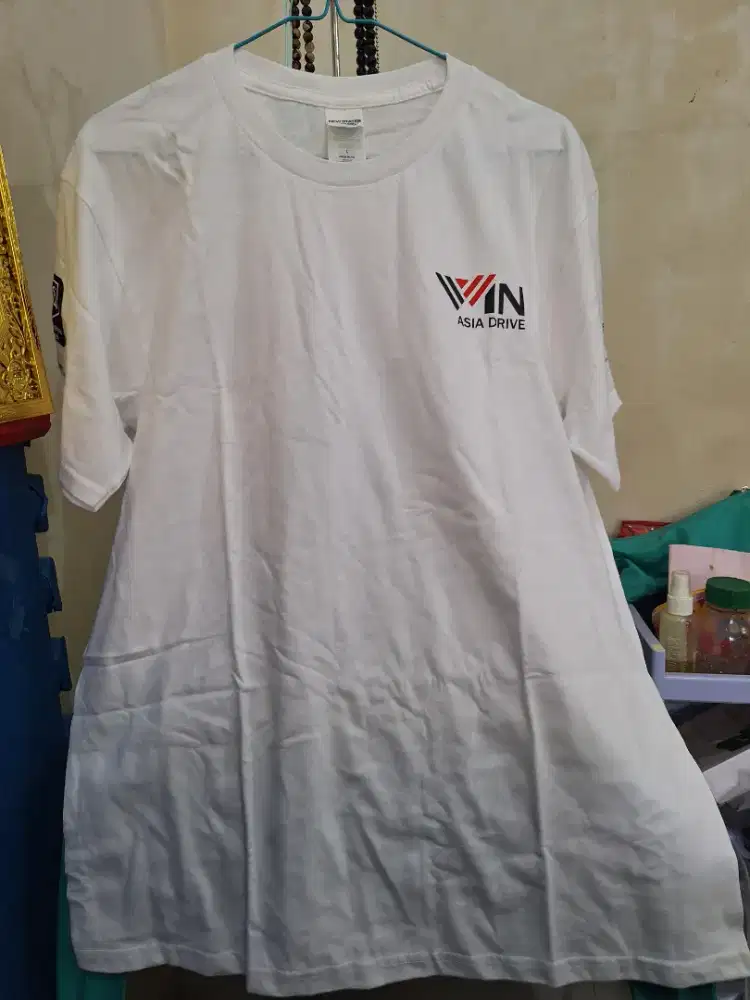 Baju kaos warna putih 
Widjaya indo nusa 
Limited edition 
Barang te