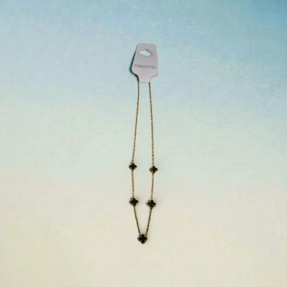 Kalung clov bunga 5 hitam titanium.