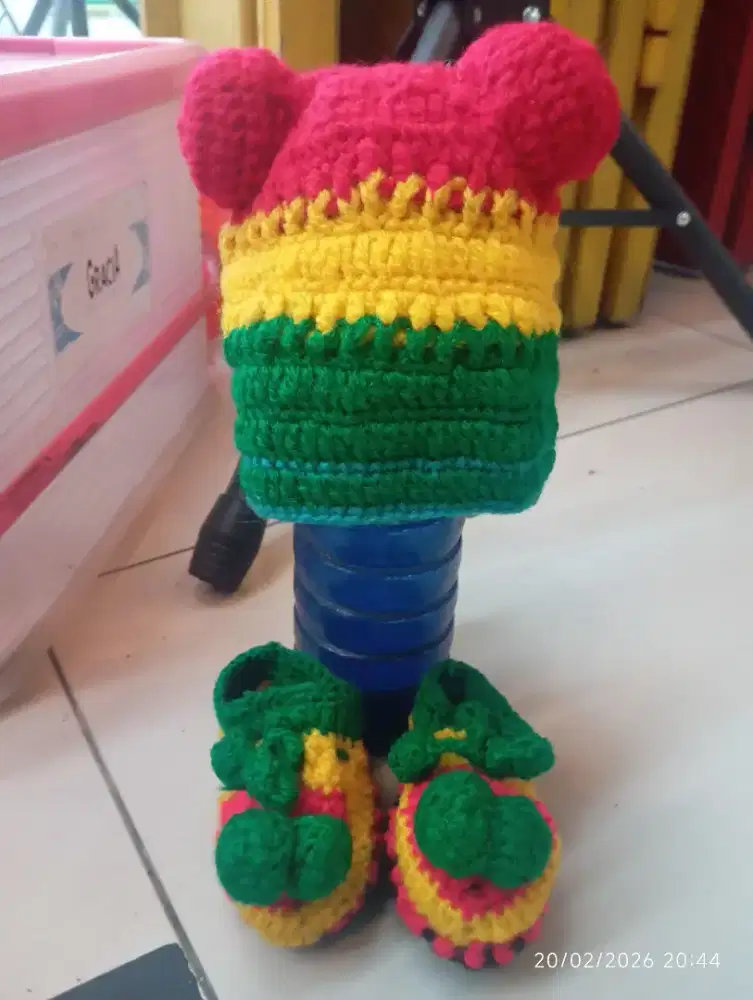 Kupluk dan sepatu bayi