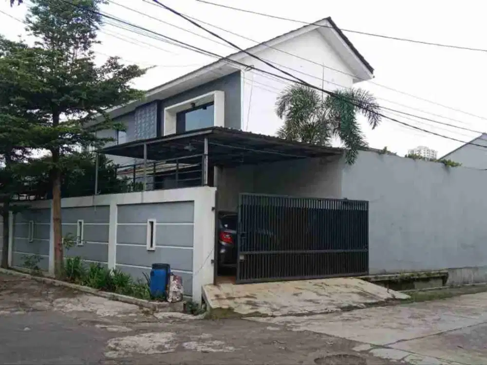 Dijual Cepat Rumah Bagus Dengan Kolam Renang Parakan Batununggal