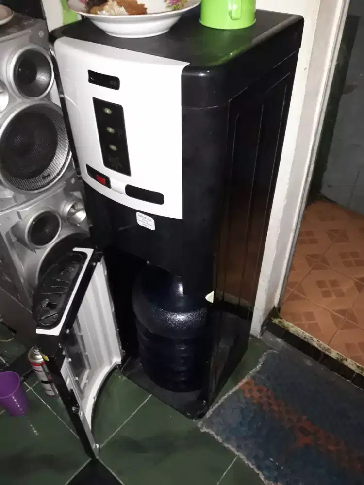 Dispenser galon bawah