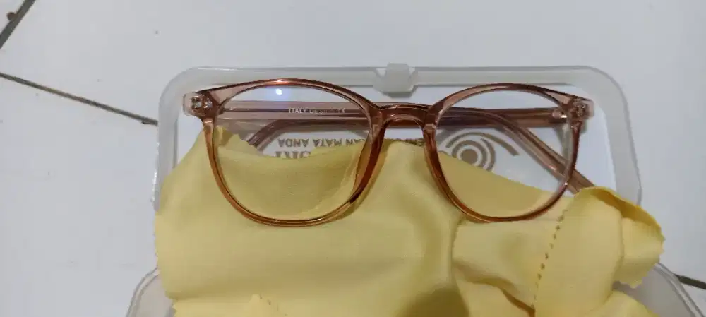 Kacamata untuk pria atau wanita