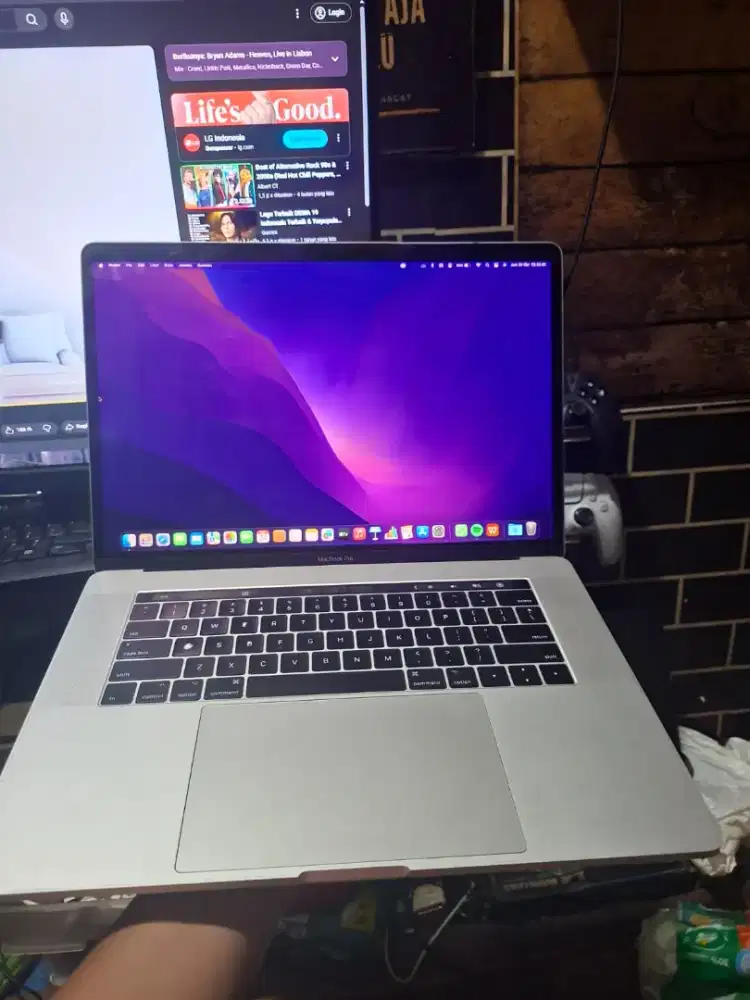 Macbook Pro 2017 15,4inc i7 Ram 16/256Gb Normal Siap Pakai