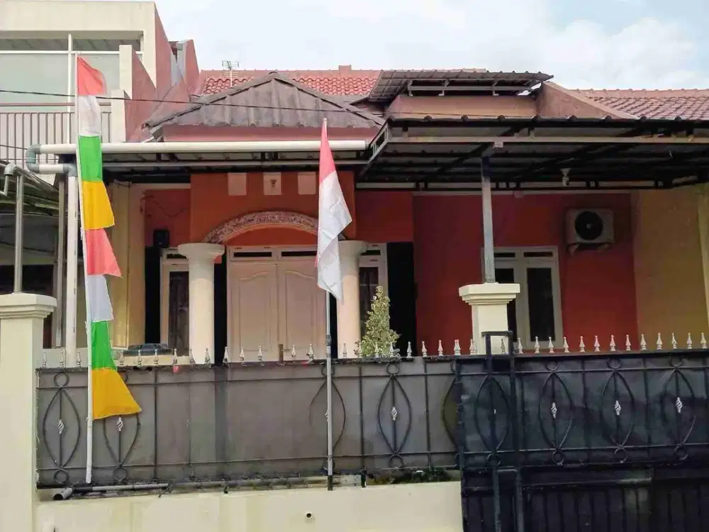 rumah bagus terawat  lokasi dekat jaksel dijual murah.