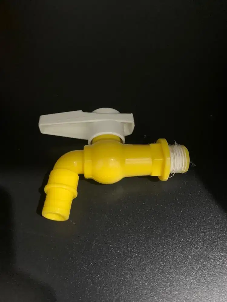 Keran air bekas kuning