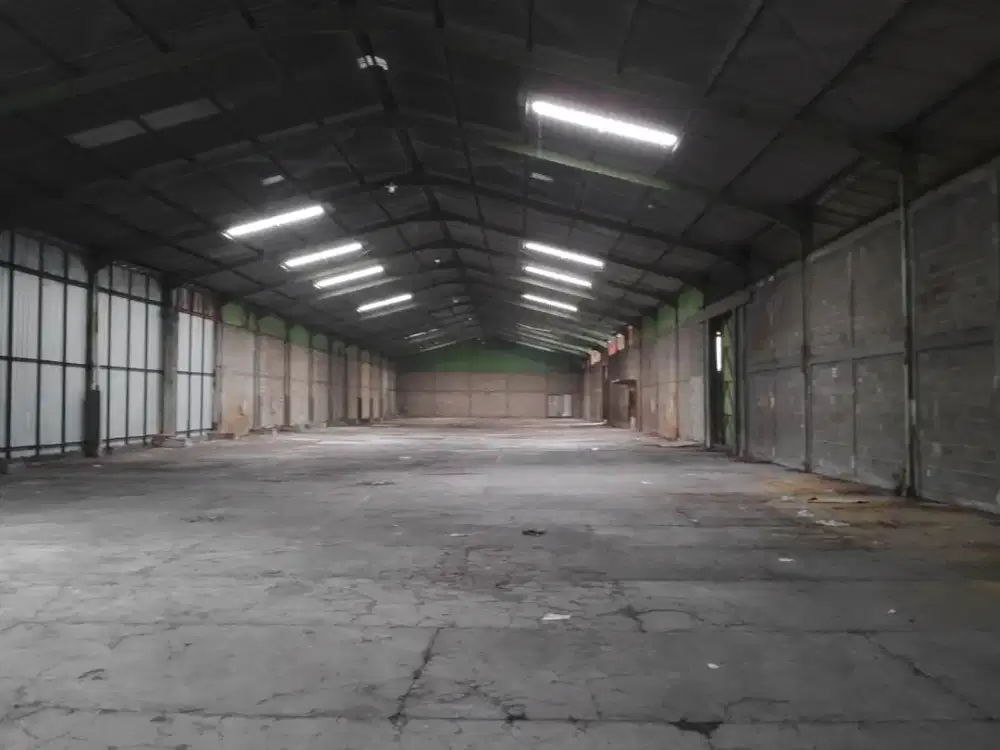 Disewakan Gudang Margomulyo 2000 m2 Akses Kontainer 40 Feet Wingbox Engkel Fuso