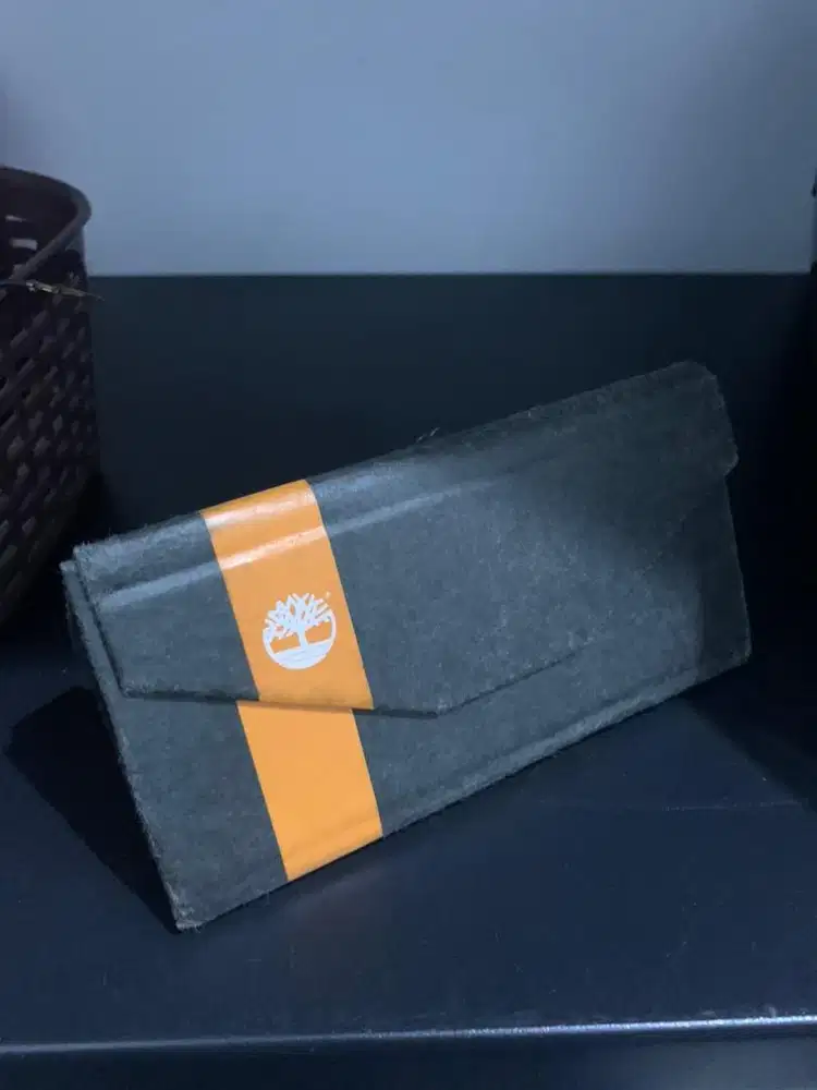 Kotak kaca mata bekas