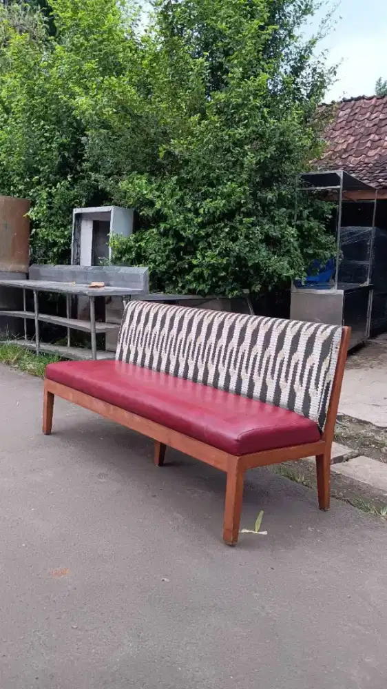 Sofa Panjang 
Ukuran 160 x 56 x 78
Kondisi masih mulus, 
Stok 6 unit