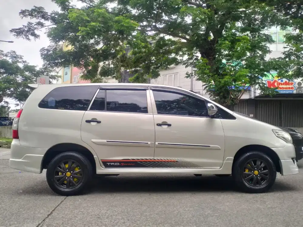 Toyota Kijang Innova 2011 type E plus Bensin