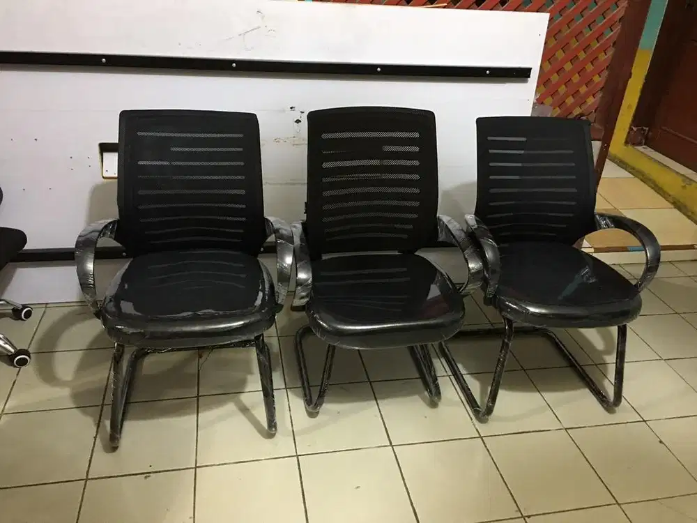 Kurai kantor kaki besi