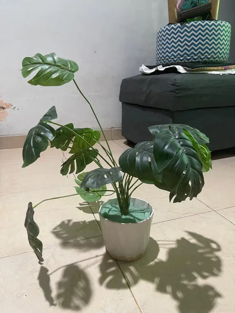 Pajangan pot daun plastik