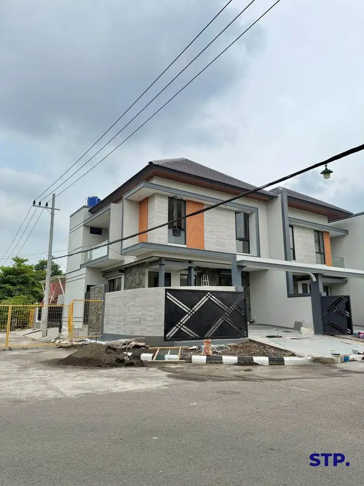 2 unit, Rumah baru modern hoek di Perumahan Sutorejo Prima