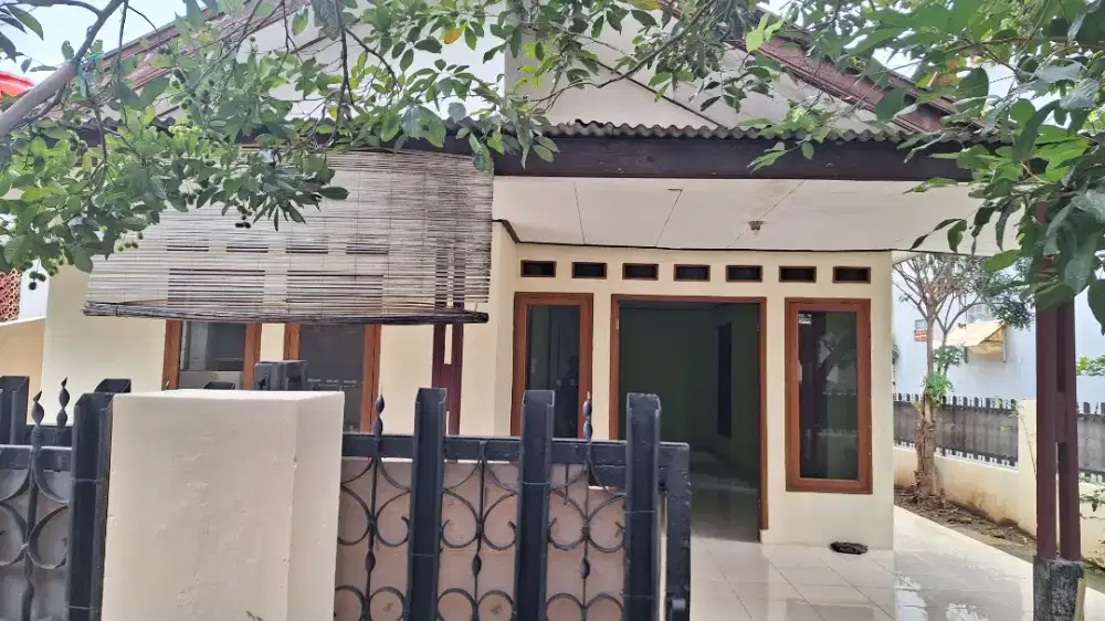 Disewakan tahunan rumah siap huni, 3 kamar, taman depan dan belakang.