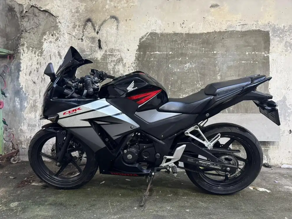 Honda CBR 150 thun 2016 pajak panjang mesin halus jozz siap gas gan.