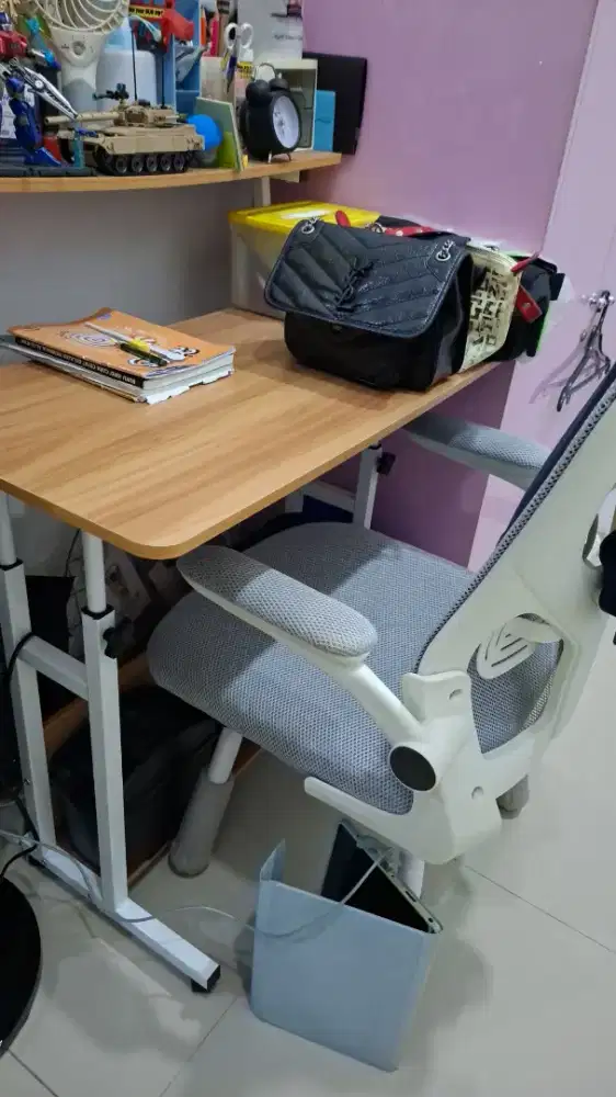 Meja dan kursi belajar