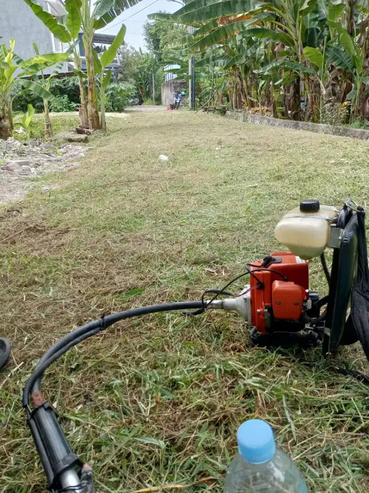 Tukang potong rumput halaman taman