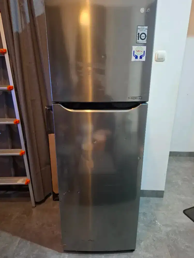 LG Kulkas 2 Pintu Silver 272L Inverter