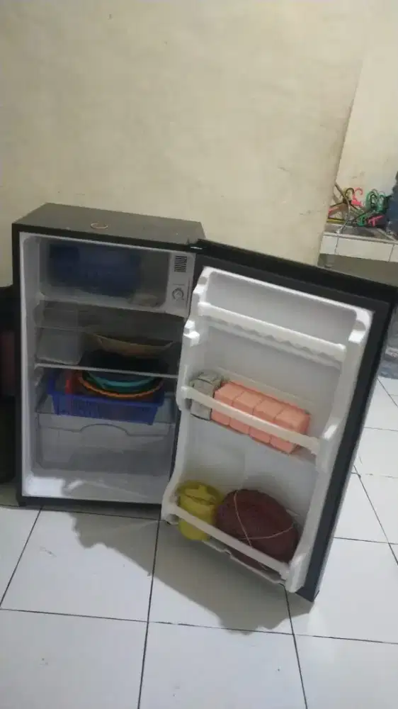 Kulkas 1 pintu pemakaian baru 1 bulanan normal