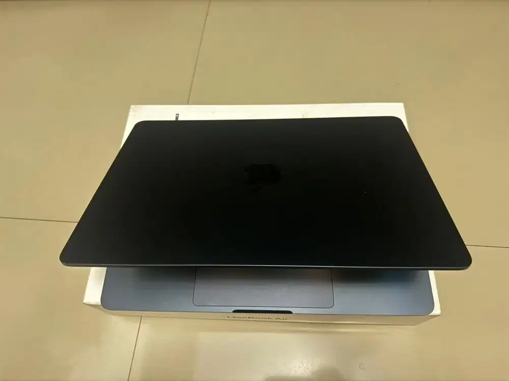 Macbook air m2 grey 16 / 256gb